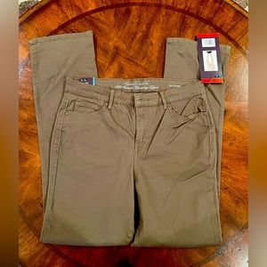 Gloria Vanderbilt Rail Straight Jeans. NWT. Size 8. Taupe.